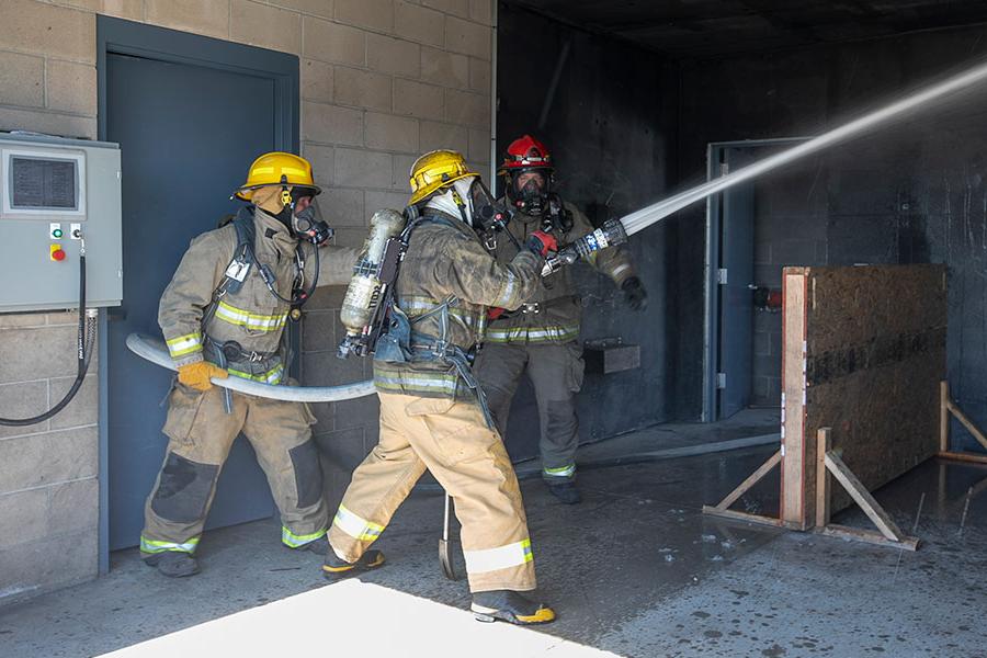 Students putting out a fire in the Fire Science Degree Program at 火博体育